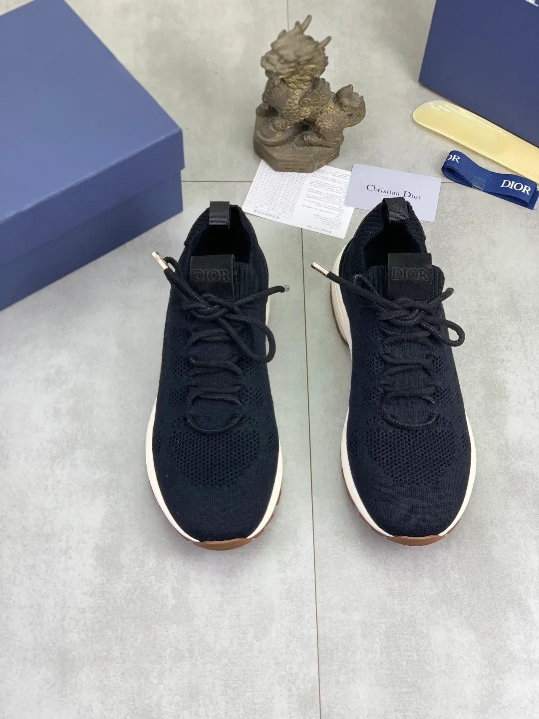 Men's men's shoes P400 new Dior Tech sneakers 2026 early spring series new products, with fashionable details, highlighting retro aesthetics. The fly-knit upper is spliced ​​with the sides of apricot transparent mesh fabric, and the leading edge of the upper window is laminated with high-frequency flat ironing and counter-pressure. The original craftsmanship is beautiful, comfortable and does not fall off. The interior is made of tonal sheep lining, which is soft and comfortable. The heel and tongue are embellished with the Paris logo. The textured TPU soles with the same tonal logo add to the high-end style.  Code number: 38-45 (46 customized)